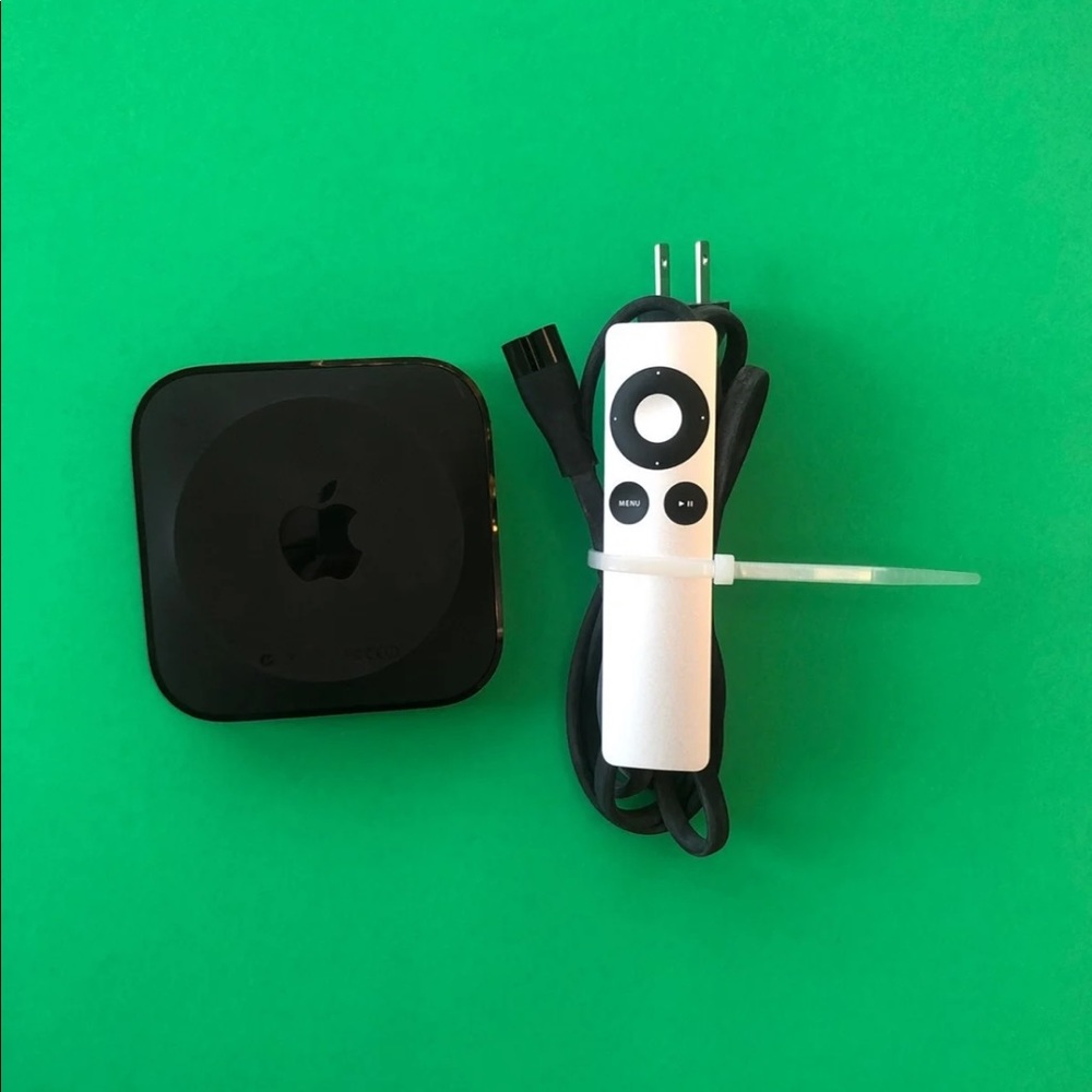 Apple TV 3rd generation great w/ remote/cable